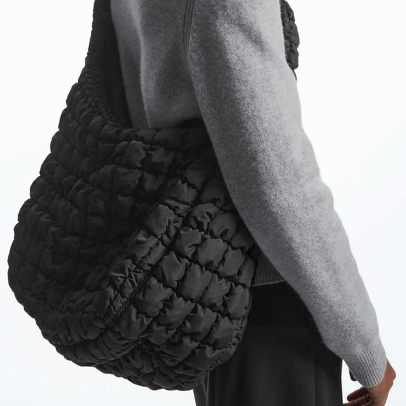 COS Large quilted messenger bag in black - Picture 4 of 6